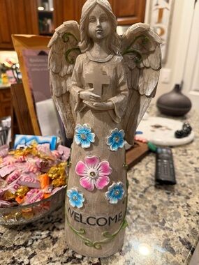 Resin Welcome Angel Garden Figurine - Neutral with Pink & Blue Flowers